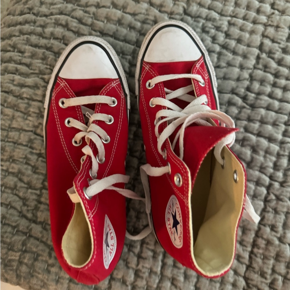 Red converse - Picture 3 of 5